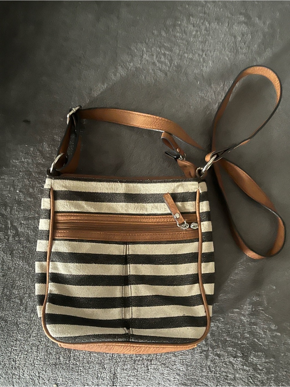 Bueno canvas crossbody. Missing one zipper pull. See picture.
